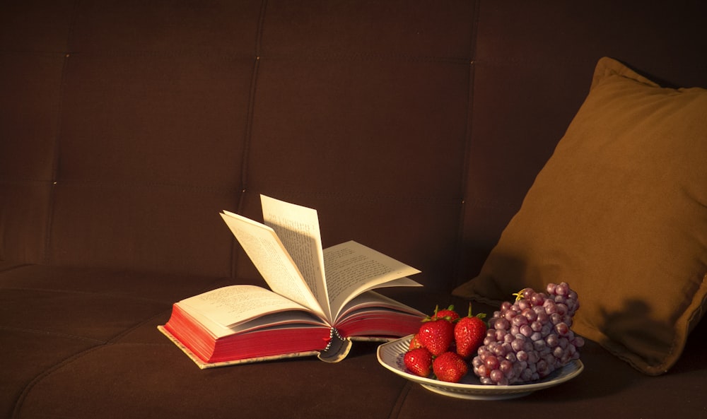 Fraises et raisins sur assiette blanche