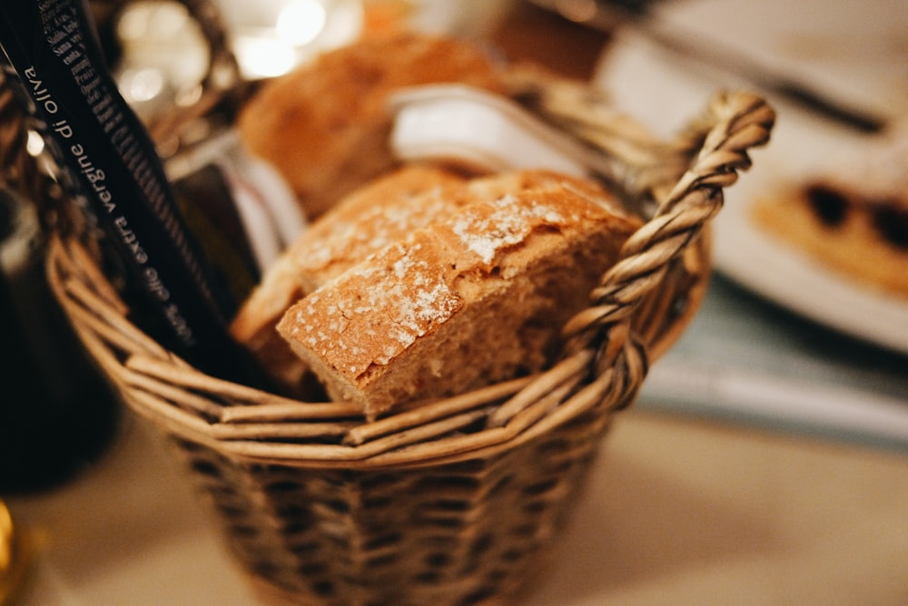Fotografía de enfoque selectivo de pan horneado en cesta de mimbre