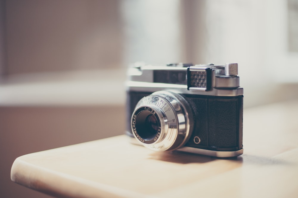 shallow focus photo of black and gray SLR camera