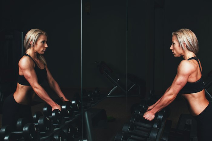 Muscular women dating on AimerWorld — female athlete strength training