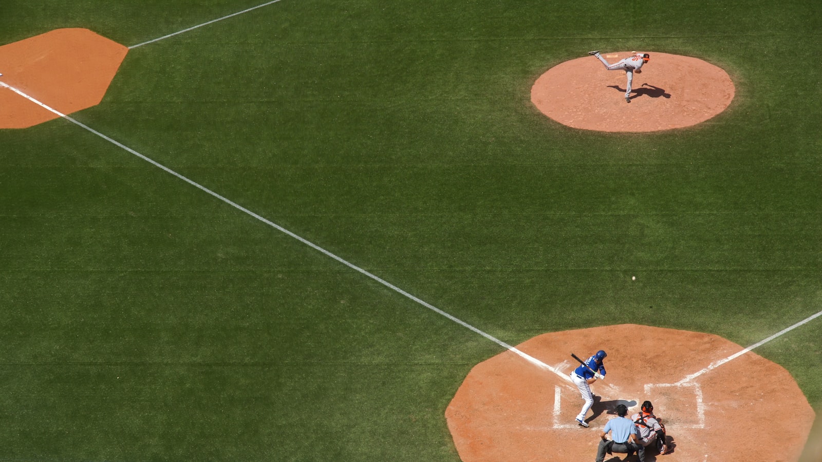 Sony Vario-Sonnar T* DT 16-80mm F3.5-4.5 ZA sample photo. Baseball player playing baseball photography