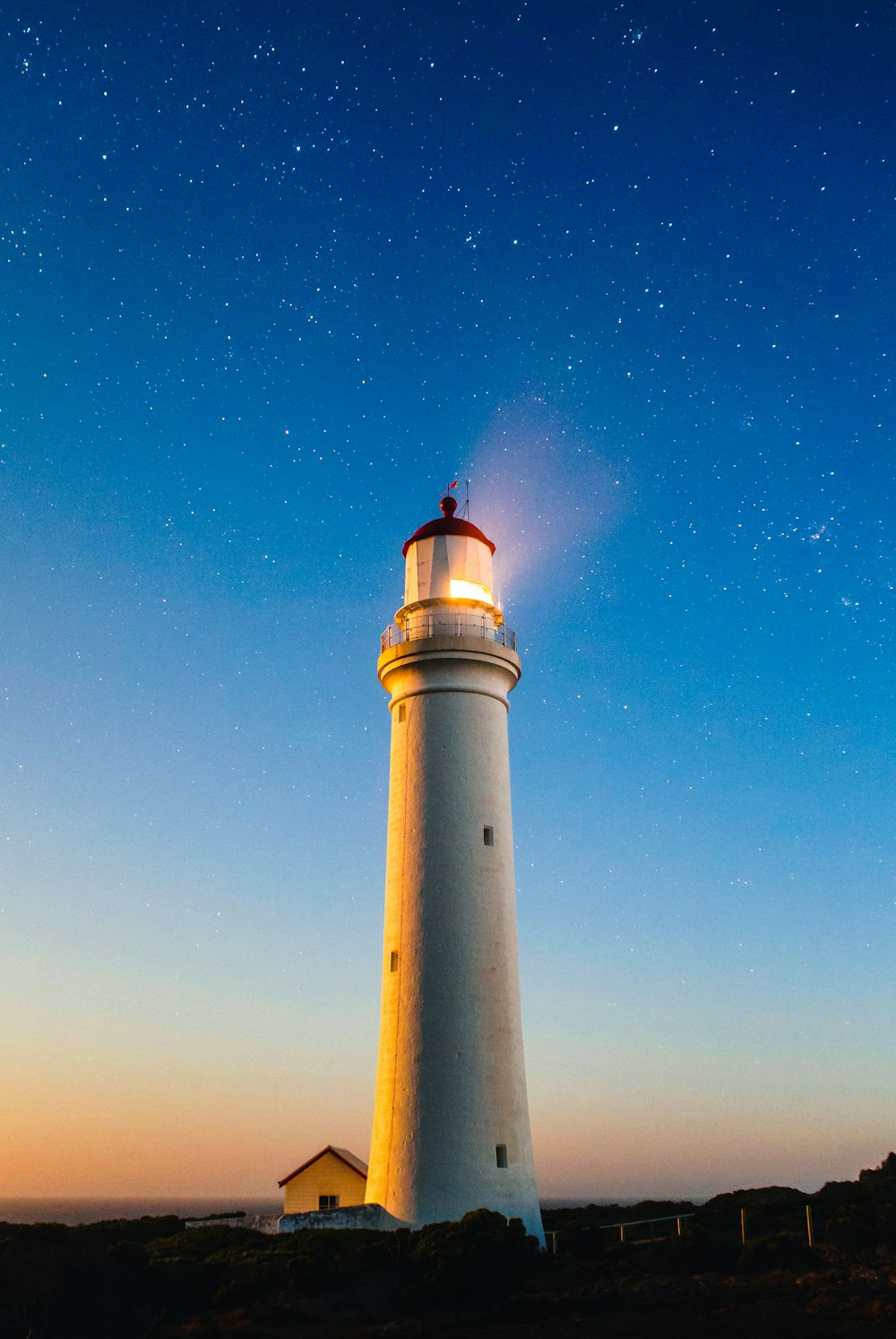 Phare en béton blanc