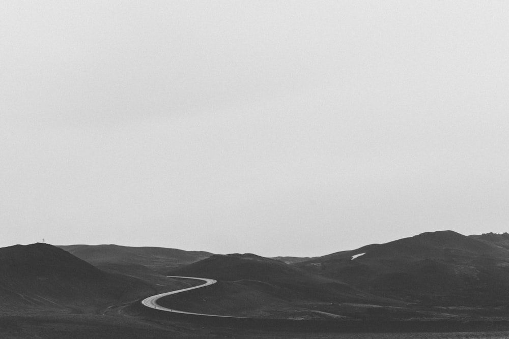 Photographie en niveaux de gris des montagnes