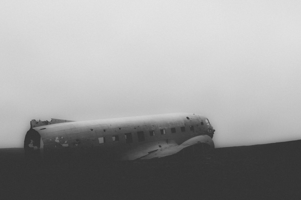 Photo en niveaux de gris d’une épave d’avion