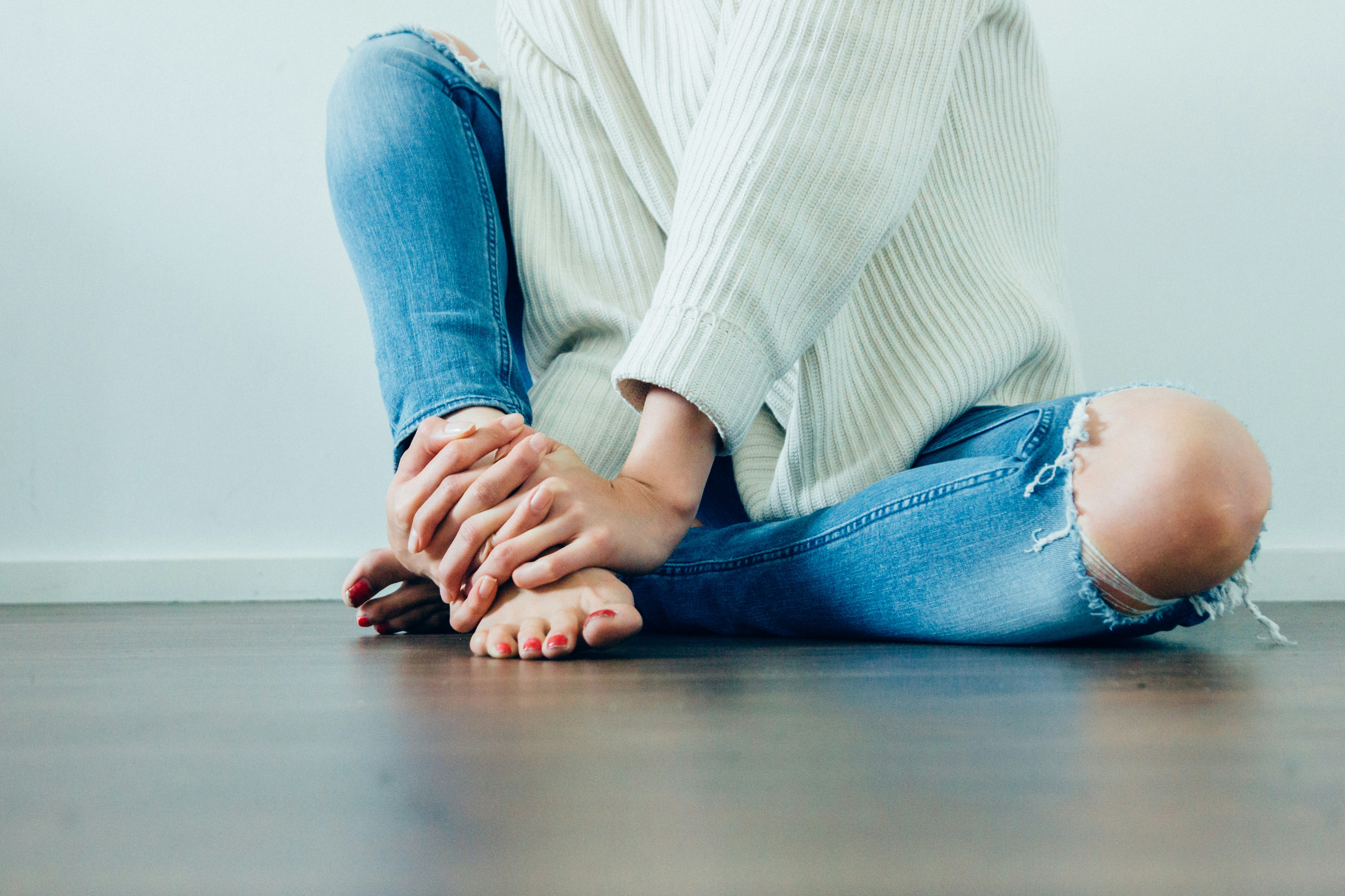 great photo recipe,how to photograph person wearing distressed blue denim jeans inside room