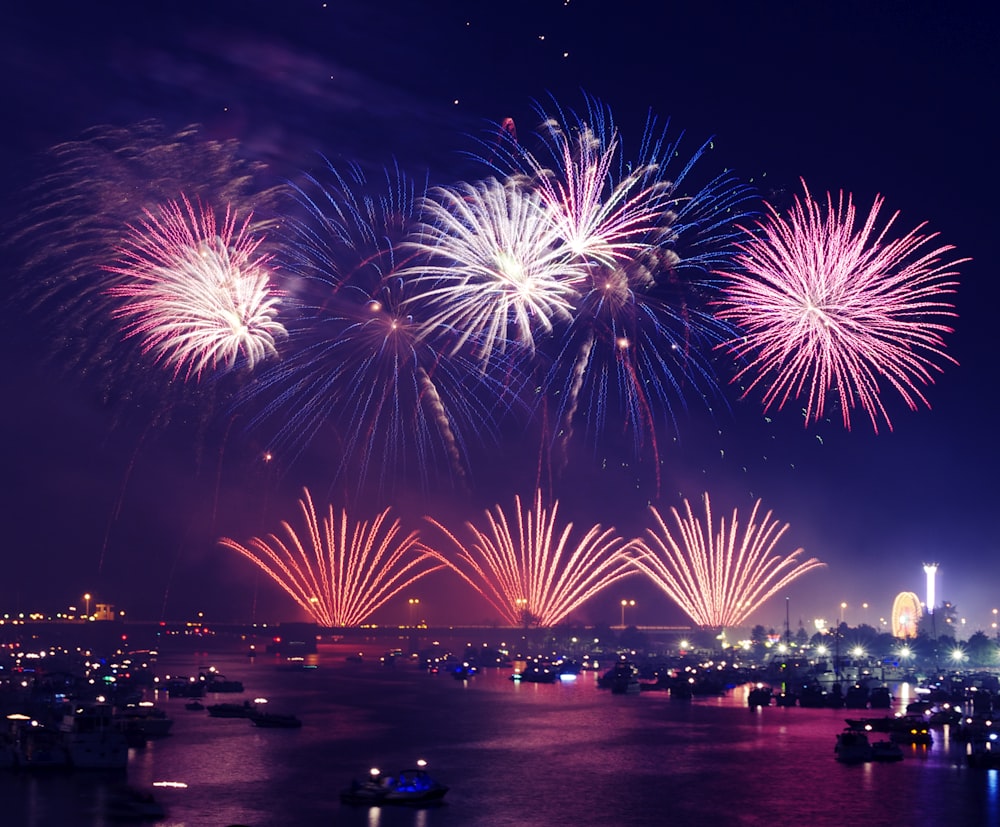 Feux d’artifice à la ville pendant la nuit