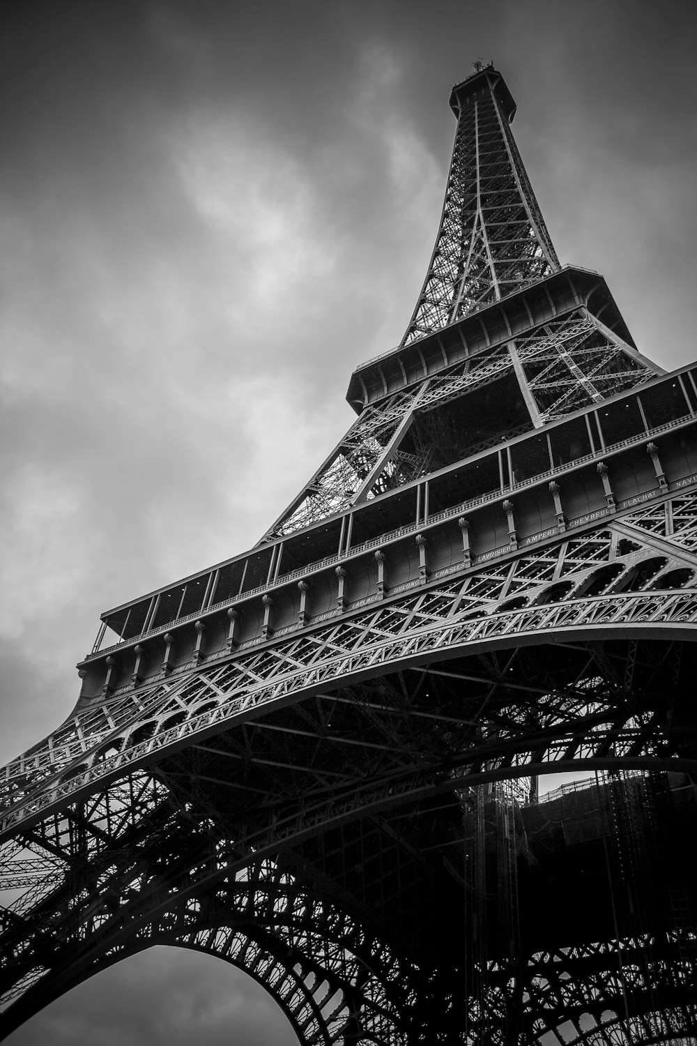 エッフェル塔、パリ、フランスのグレースケール写真