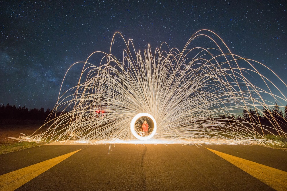 persona che esegue la danza del fuoco