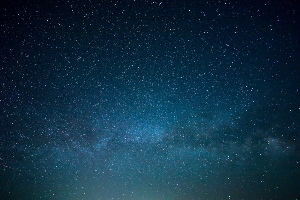 夜空は星と明るい光でいっぱいです