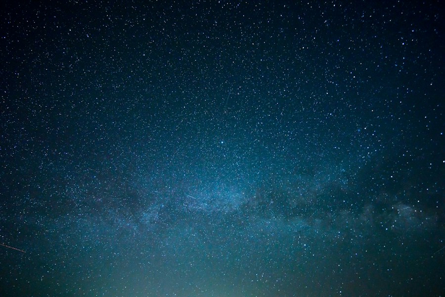 Aurore boréale verte illuminant le ciel nocturne