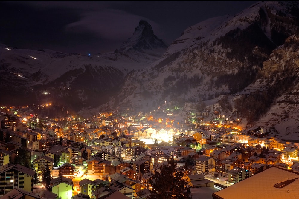 Ville de neige blanche pendant la nuit