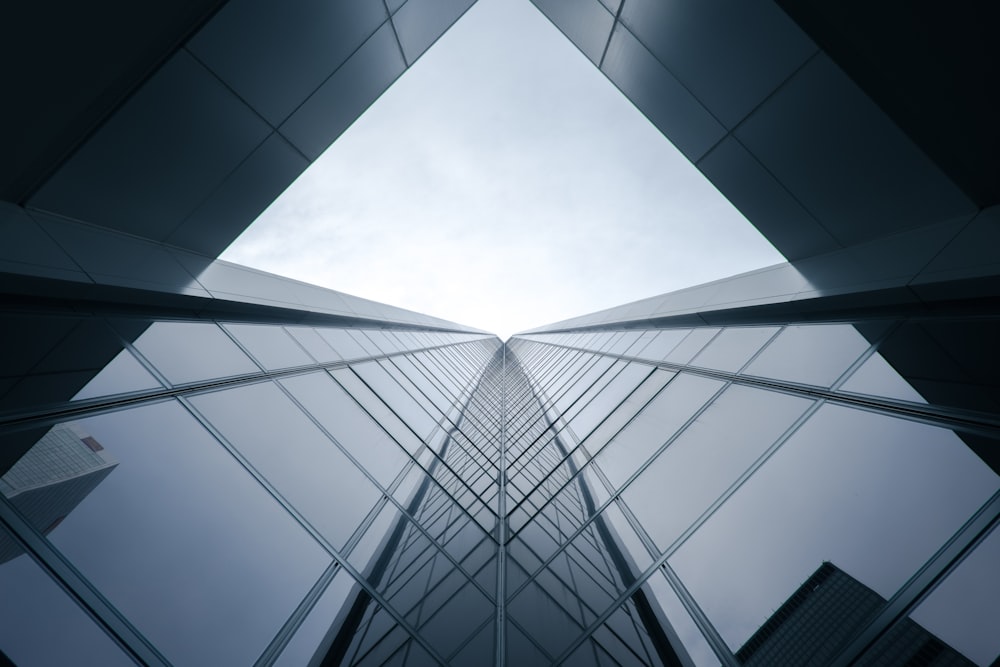 Vue de l’œil des vers du bâtiment pendant la journée