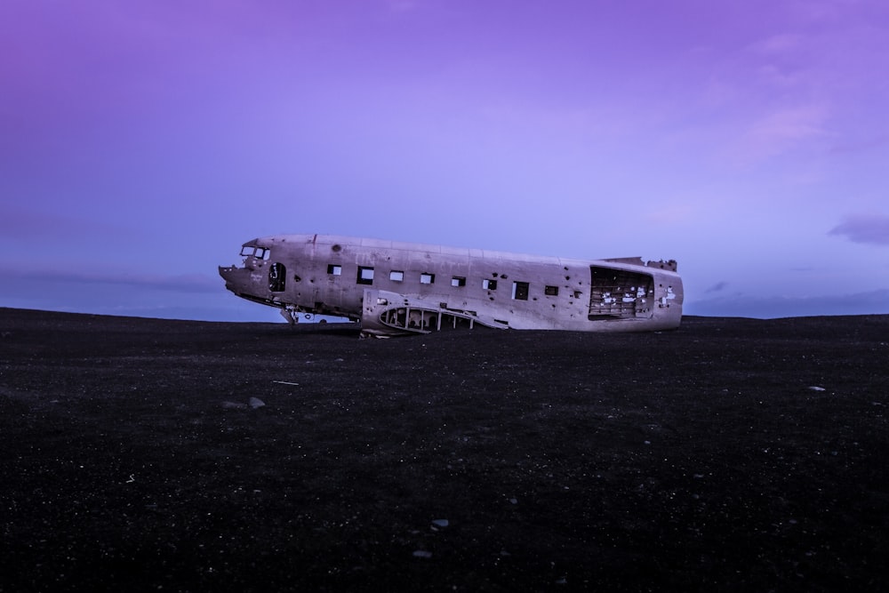 Avión estrellado en suelo marrón