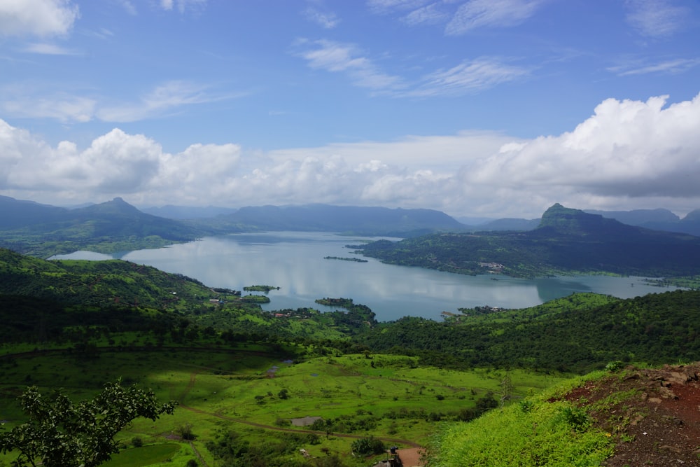 fotografia de paisagem do corpo de água com montanhas