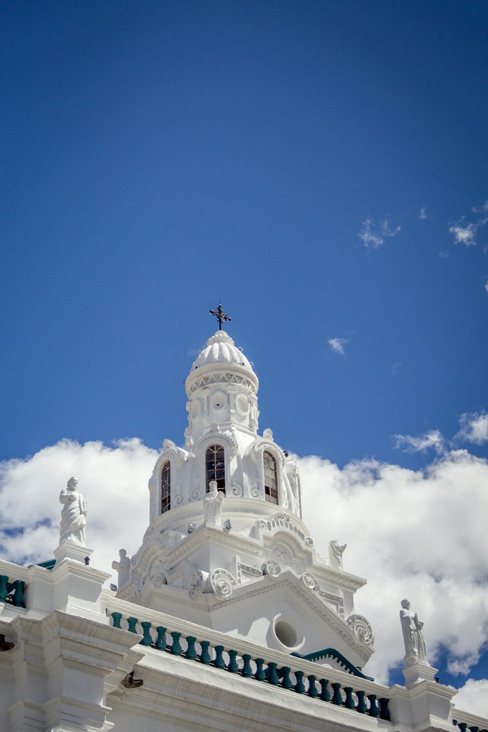 白いコンクリートの大聖堂のローアングル写真