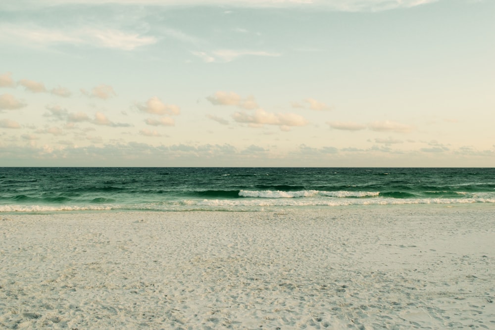 fotografia di spiaggia calma