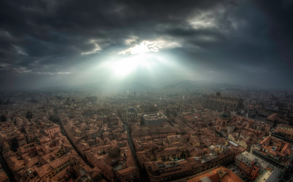 fotografia aérea da cidade sob nuvens cinzentas