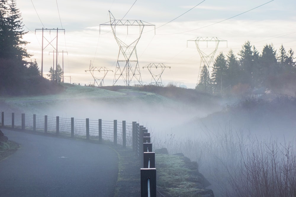 route en béton gris pendant la journée