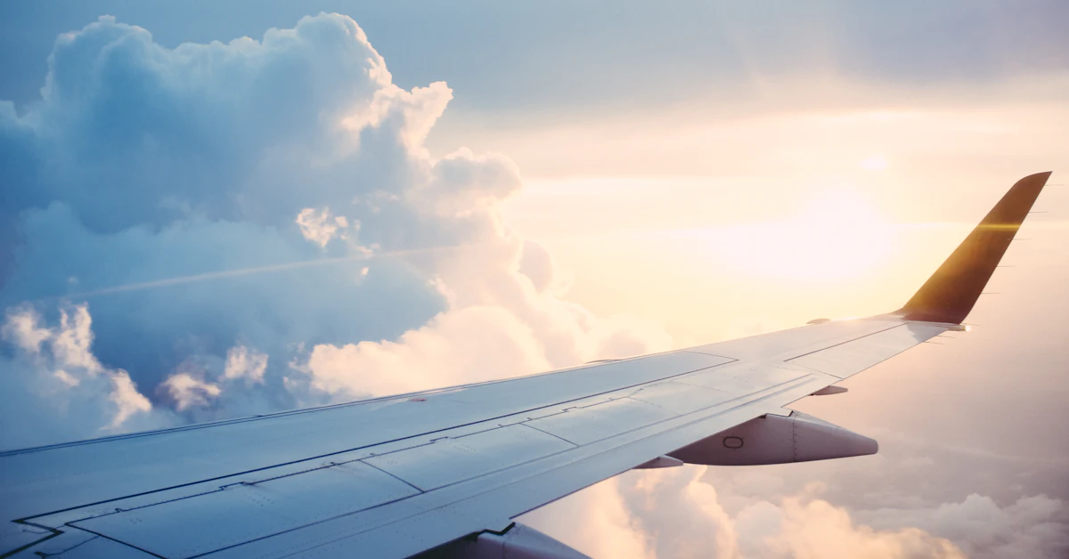 Blick aus dem Flugzeugfenster über den Wolken