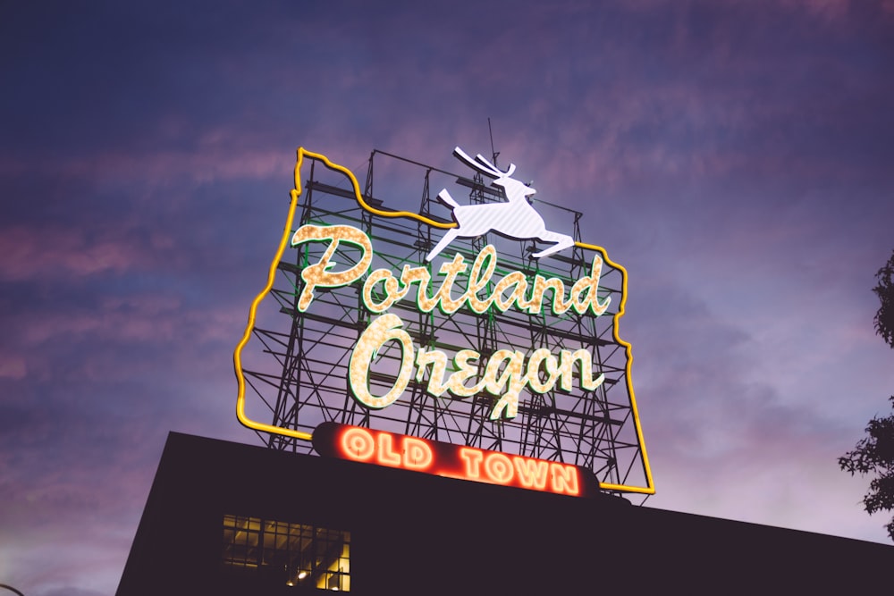 Insegne al neon della città vecchia di Portland, Oregon, durante la notte
