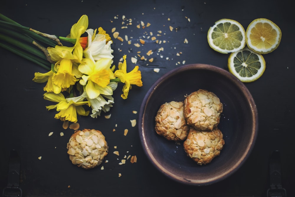 Fotografía plana de galletas en el tazón