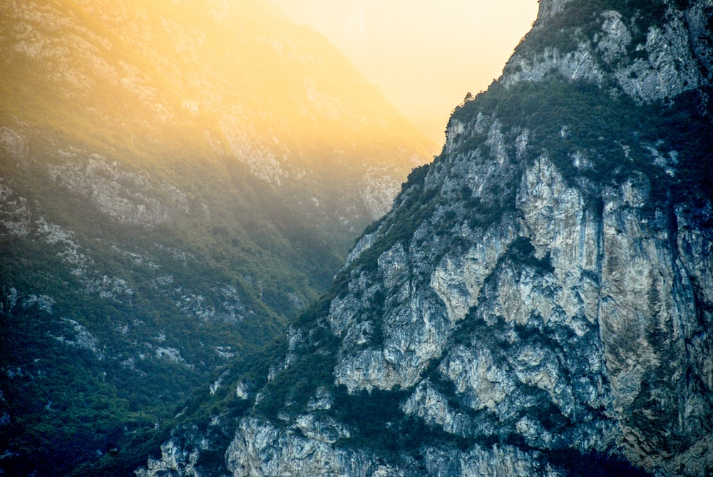 Photographie aérienne de la montagne au coucher du soleil