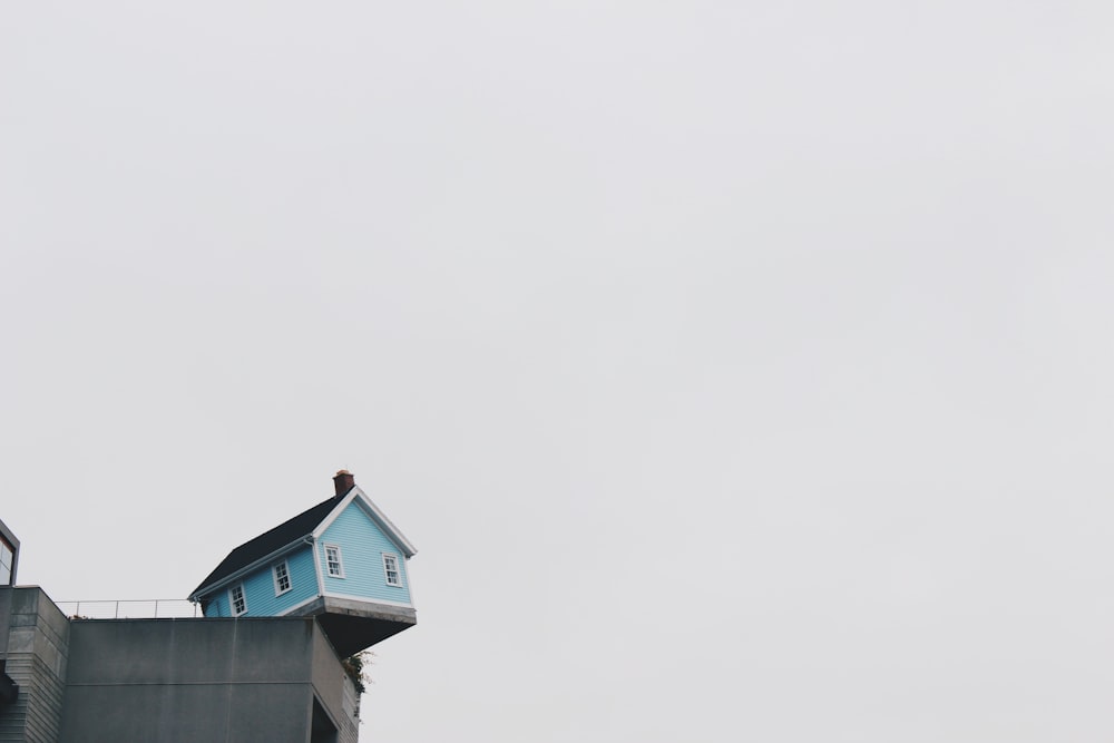 maison de plain-pied en béton bleu au-dessus du bâtiment pendant la journée