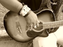 Close-up of Marta Méndez holding a guitar, immersed in her music