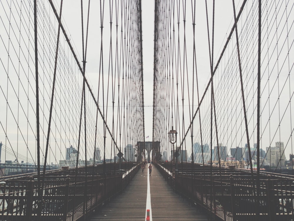 Person, die auf der Brücke läuft