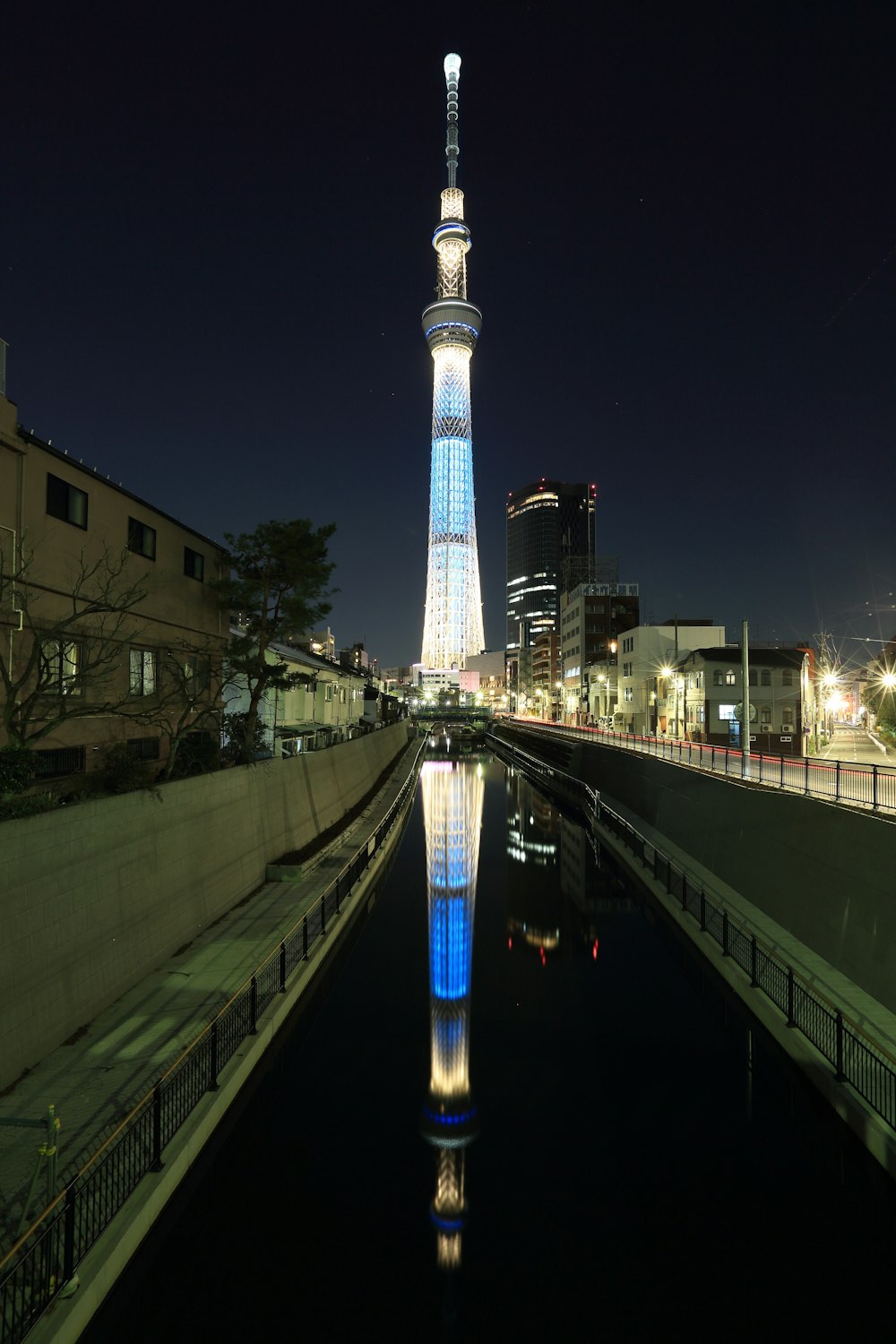 야간에는 파란색과 흰색으로 조명된 타워