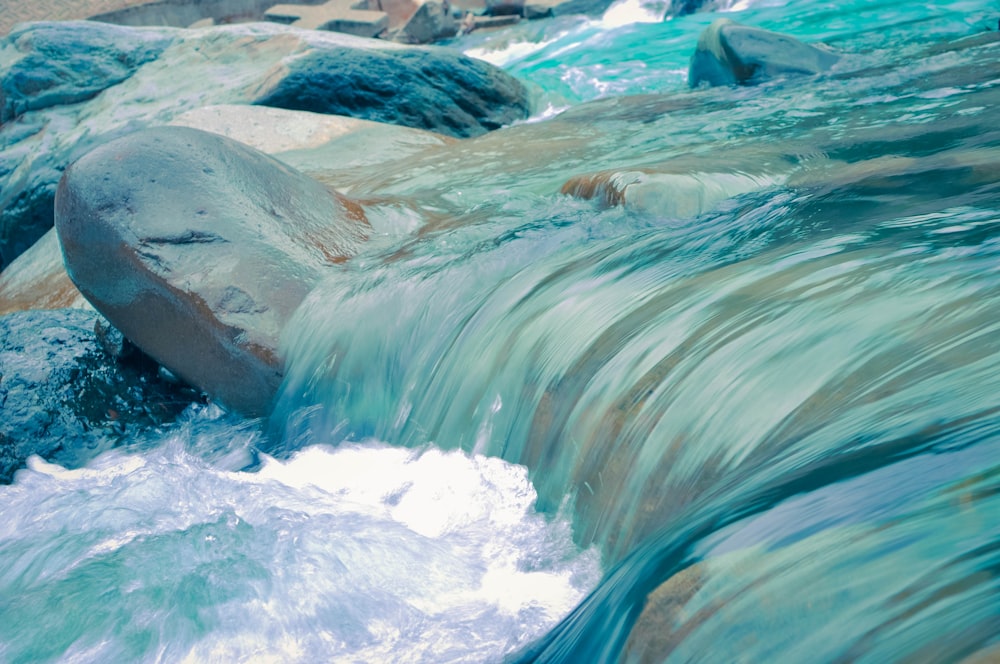 Agua corriente azul clara durante el día