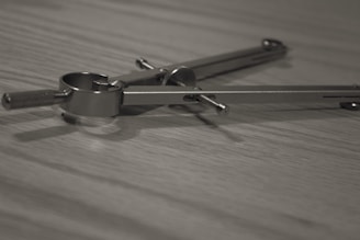 Step-by-step construction of a geometric figure using compass and ruler.