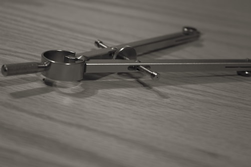 Step-by-step construction of a geometric figure using compass and ruler.