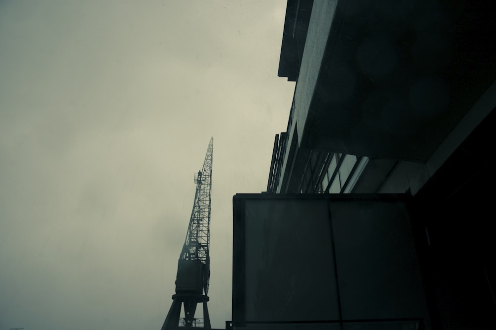 foto in scala di grigi della gru a torre