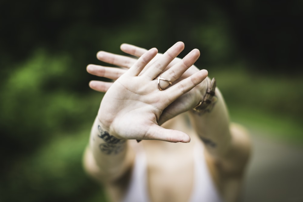 금색 반지가 있는 사람의 손의 선택적 초점 사진