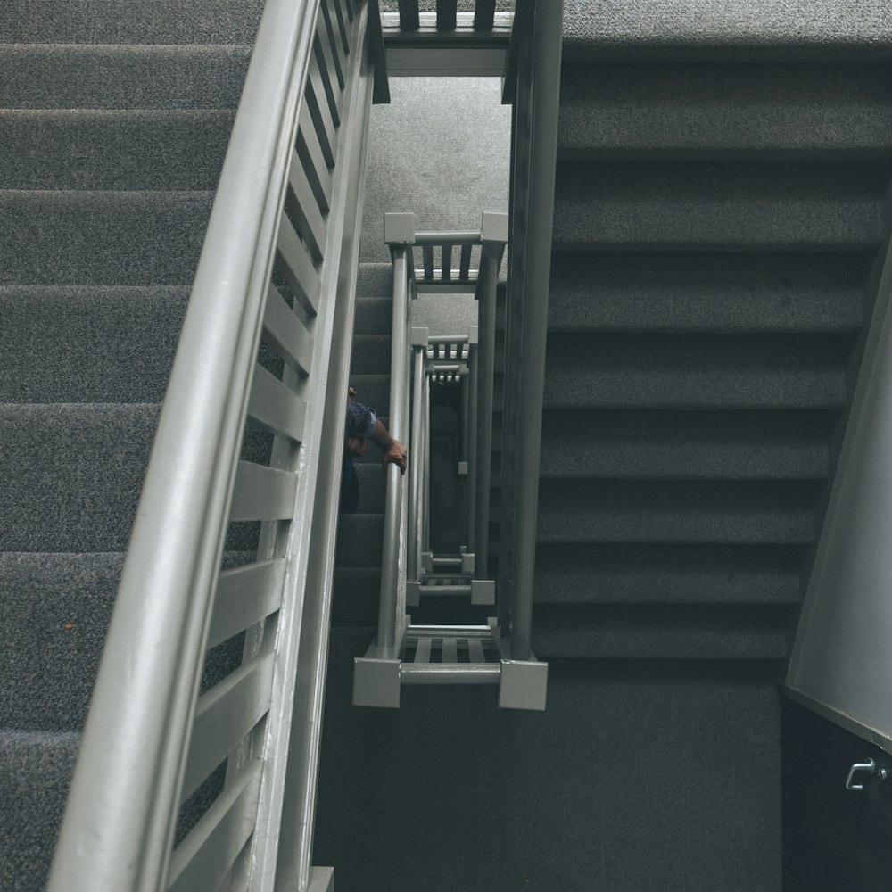 회색 금속 난간이 있는 회색 계단 사진