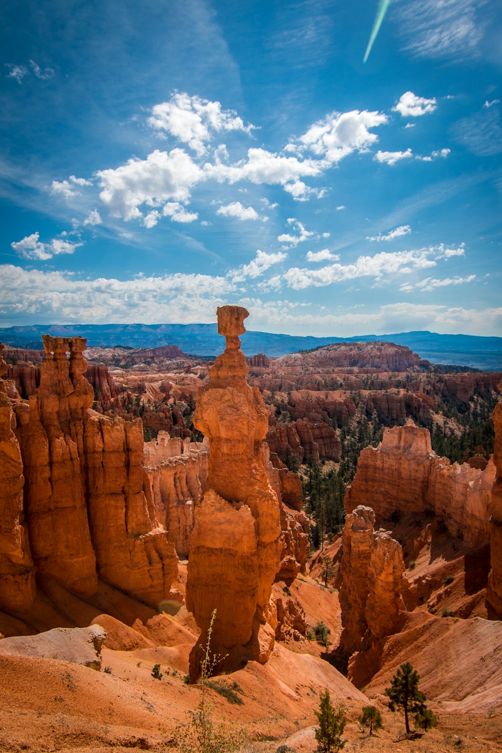 Canyon marrone sotto il cielo blu