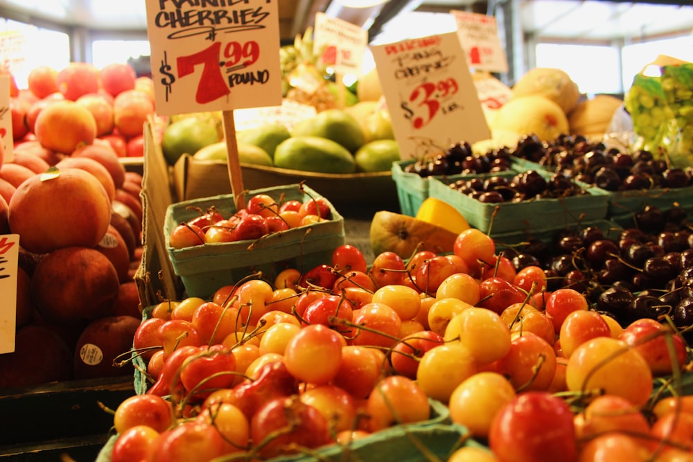 Fruits de pomme rouges et jaunes exposés