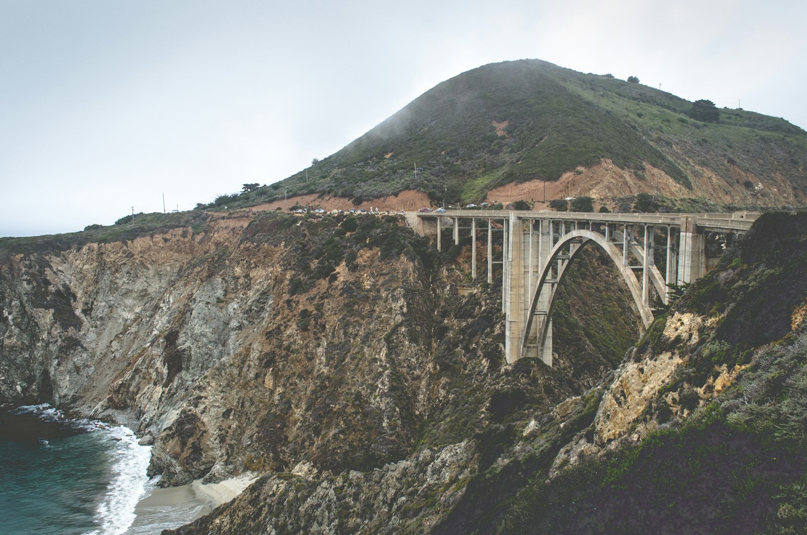 Nikon D7000 + Nikon AF-S DX Nikkor 18-55mm F3.5-5.6G VR sample photo. Grey concrete bridge between photography