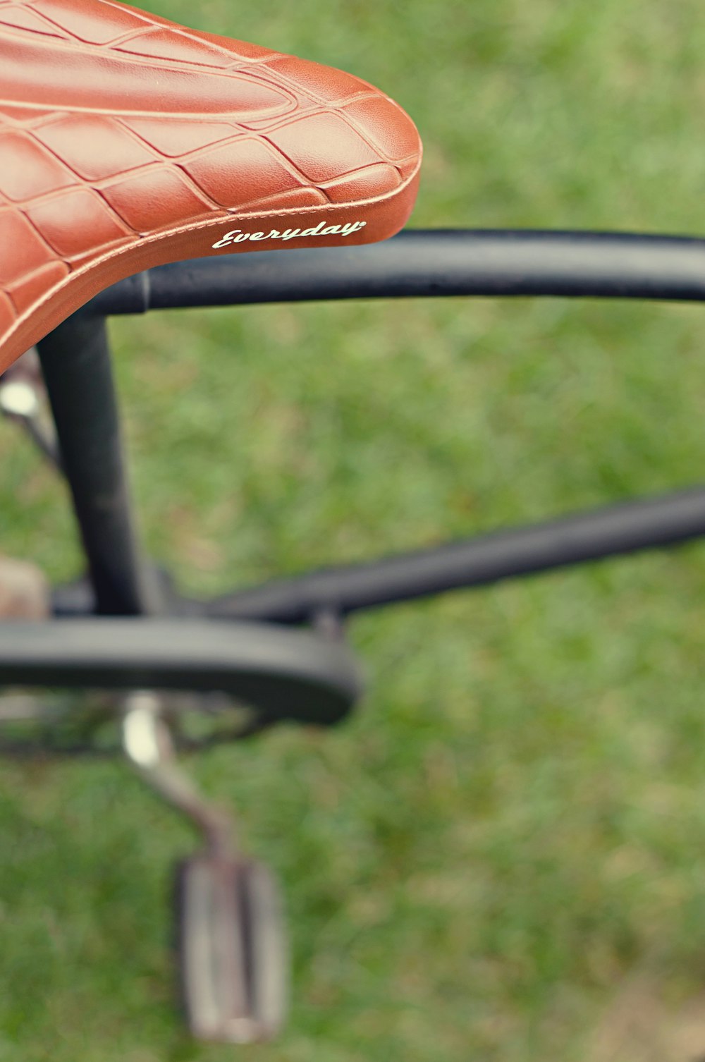 fotografia di messa a fuoco selettiva di marrone Sella per bicicletta in pelle di tutti i giorni