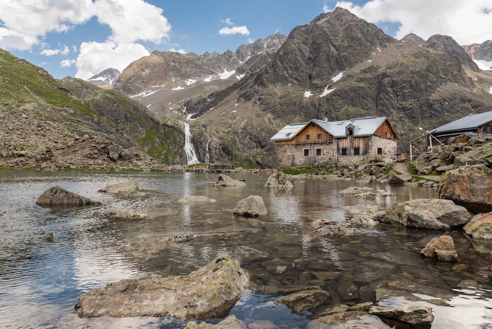 B&acirc;tisse de montagne au bord d'une eau, entour&eacute;e de rochers &mdash; image d'illustration, non prise &agrave; la cabane d'Orny