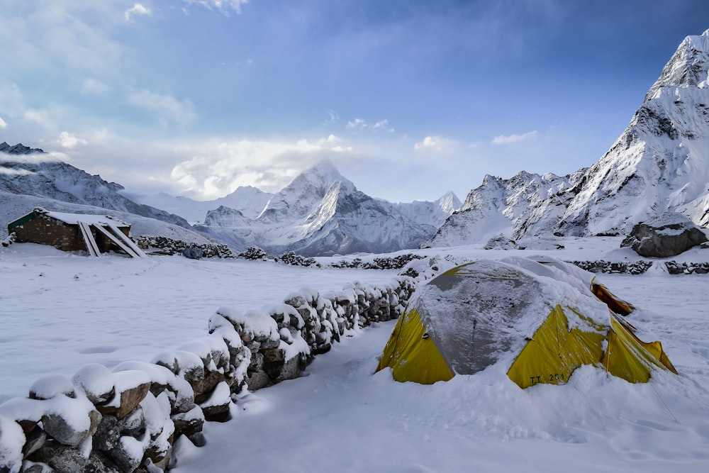 Casa marrom na montanha da neve