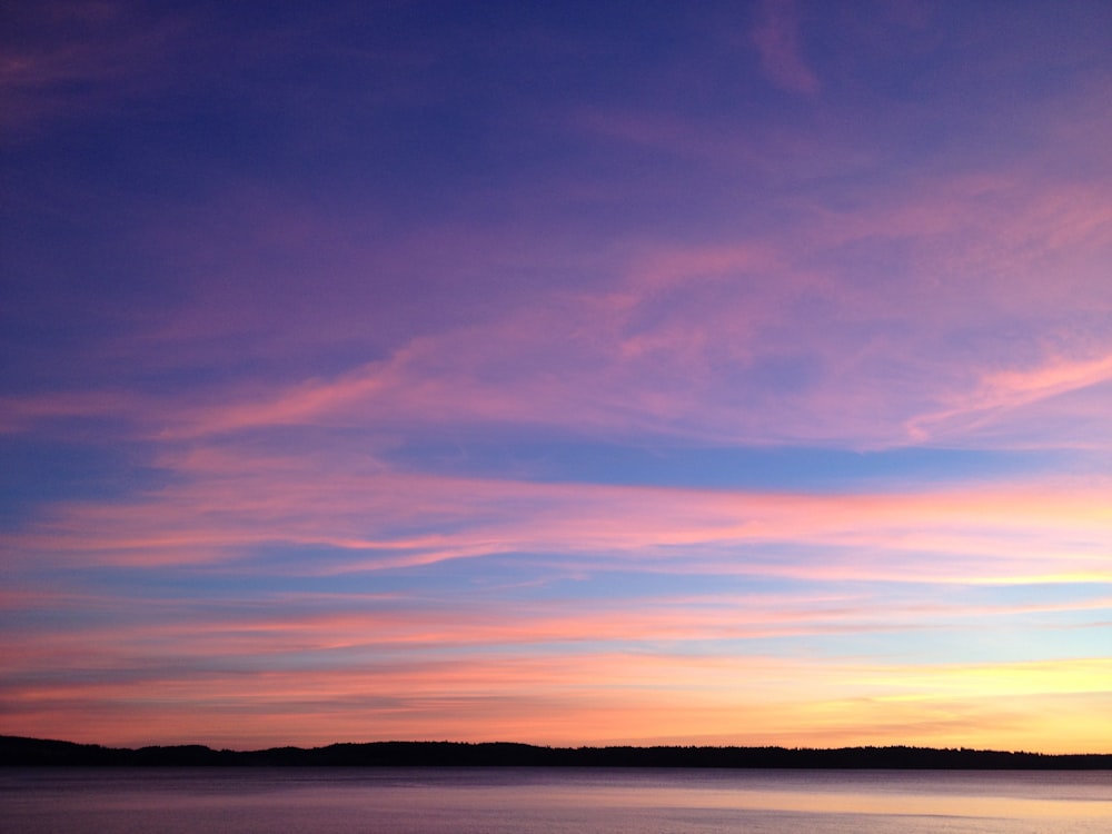 Cielo naranja y azul durante la hora dorada