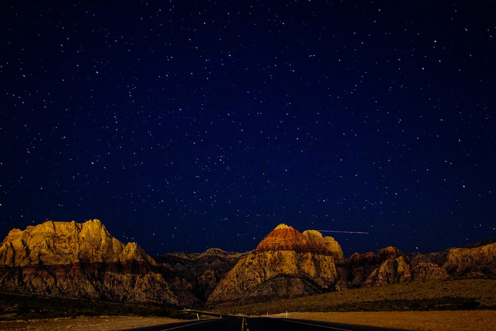 Montaña rocosa bajo la estrella por la noche