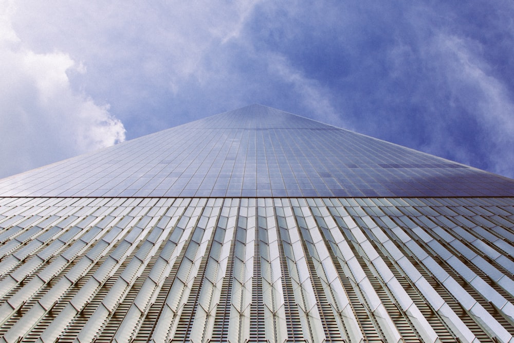 푸른 하늘과 흰 구름 아래 고층 건물의 로우 앵글 사진