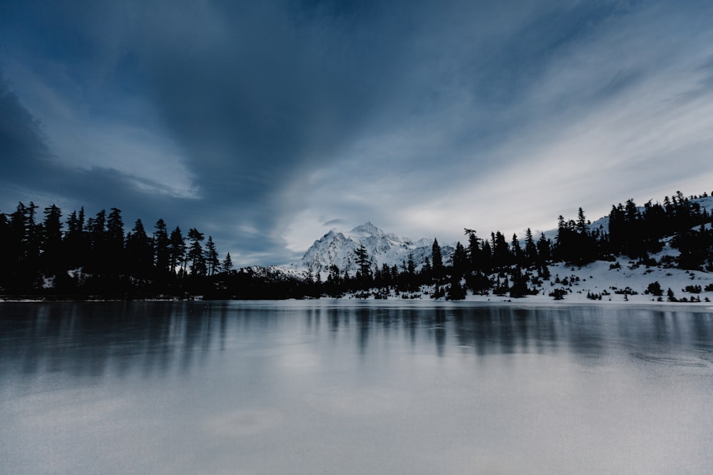 Vue surplombante de la montagne sous les nuages de nimbus