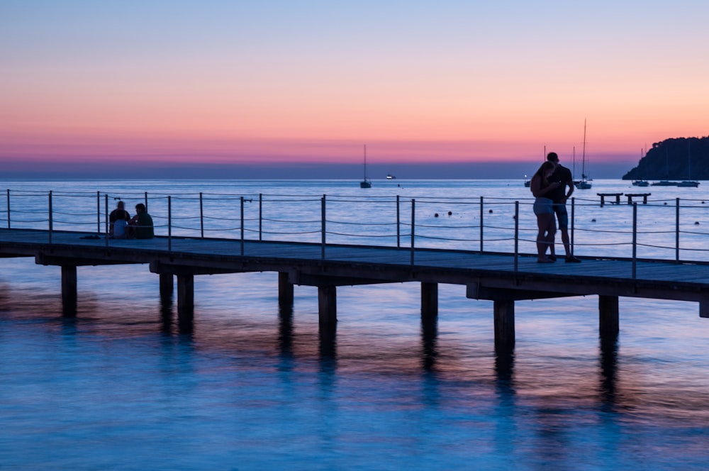 hombre de pie en el muelle