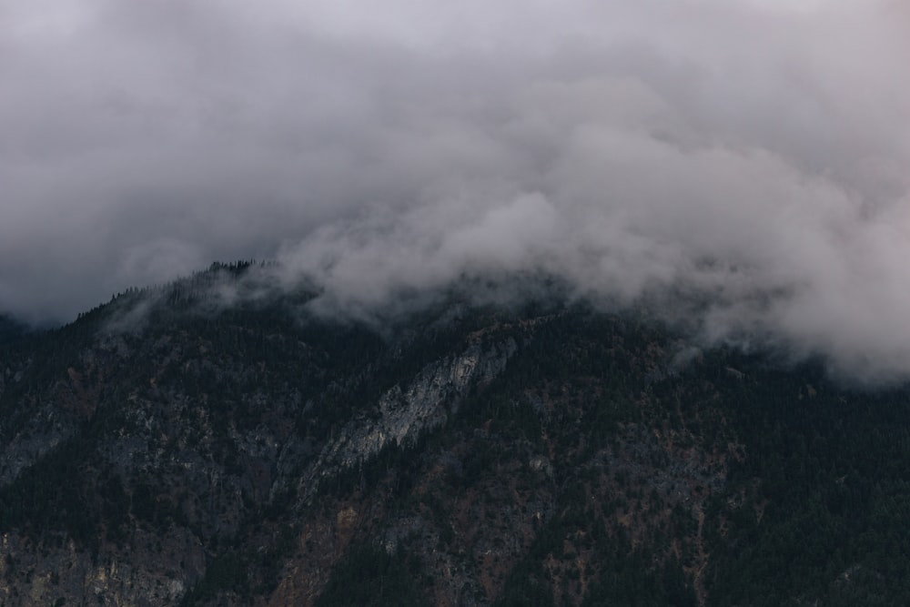 Grauer und grüner Berg unter weißen Wolken während des Tages