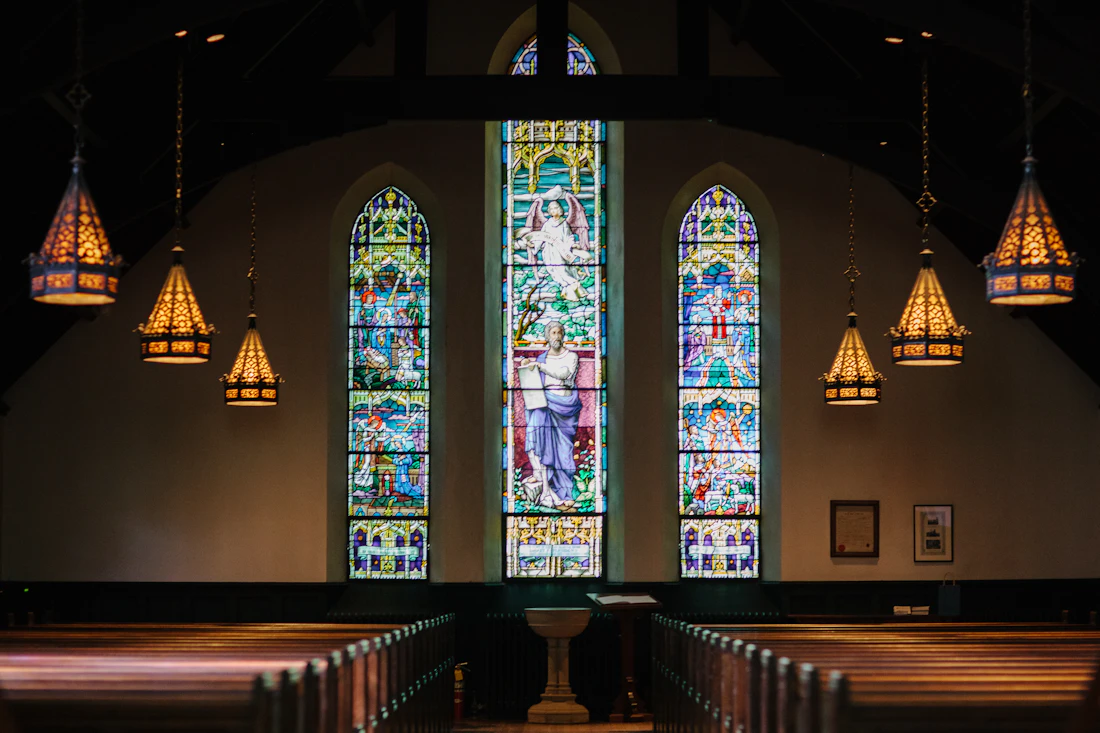 Intérieur lumineux d’un édifice religieux