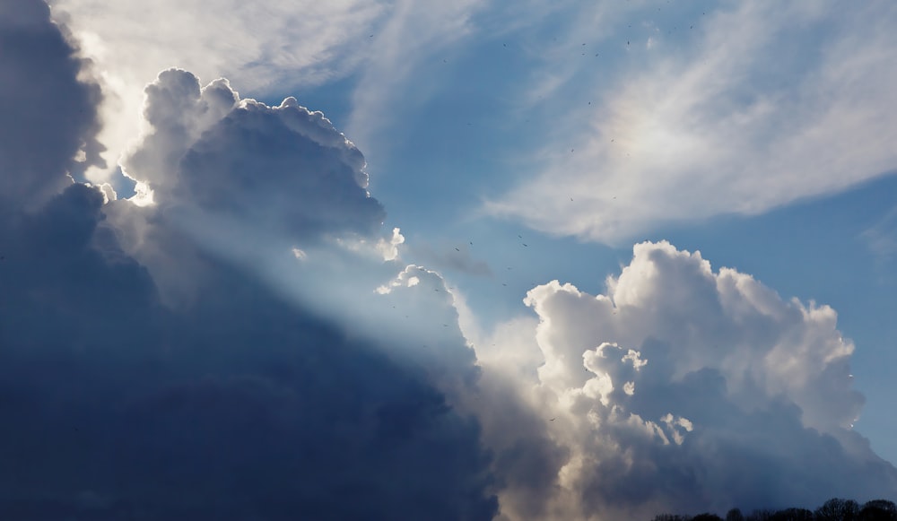 Cumulunimbus-Wolken mit Sonnenstrahlen